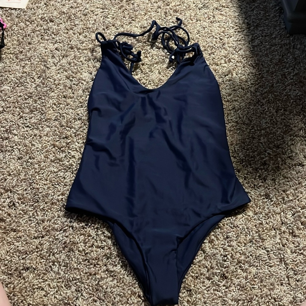 Tori Praver One‎ Piece
